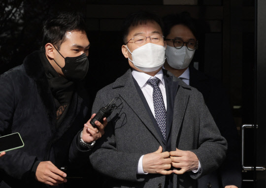 대장동 개발 사업 민간사업자 화천대유자산관리 대주주 김만배 씨가 9일 오후 서울 서초동 중앙지검을 나서고 있다. [연합뉴스]